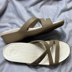 Crocs wedge sandals women’s sz 7 beige tan great condition